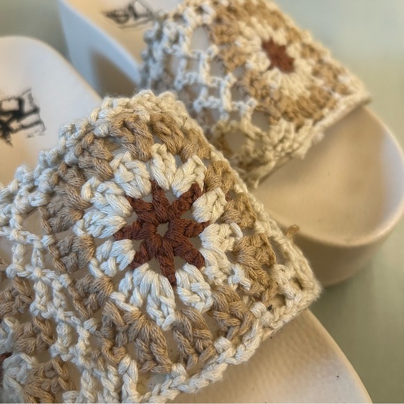 DIRTY LAUNDRY Worble crochet platform slides sandals - Picture 2 of 3